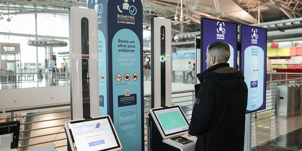 Skärmar för passerkontroll och identifiering